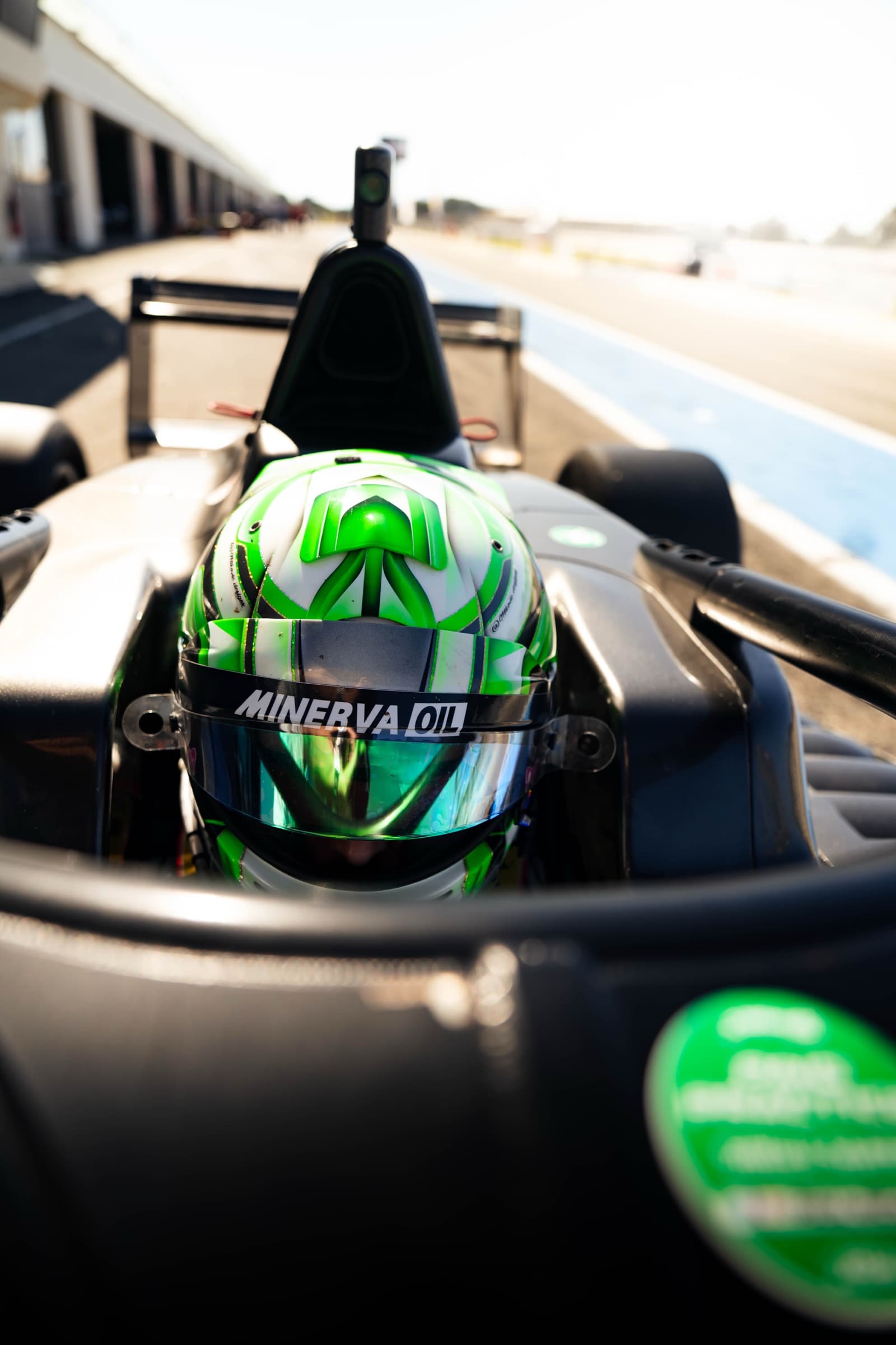 Casque siglé Minerva en cockpit de monoplace