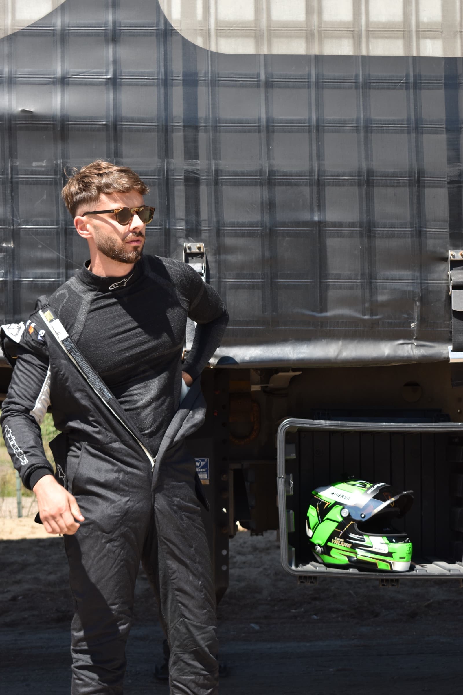 Lucas Valkre en combinaison, dans le paddock