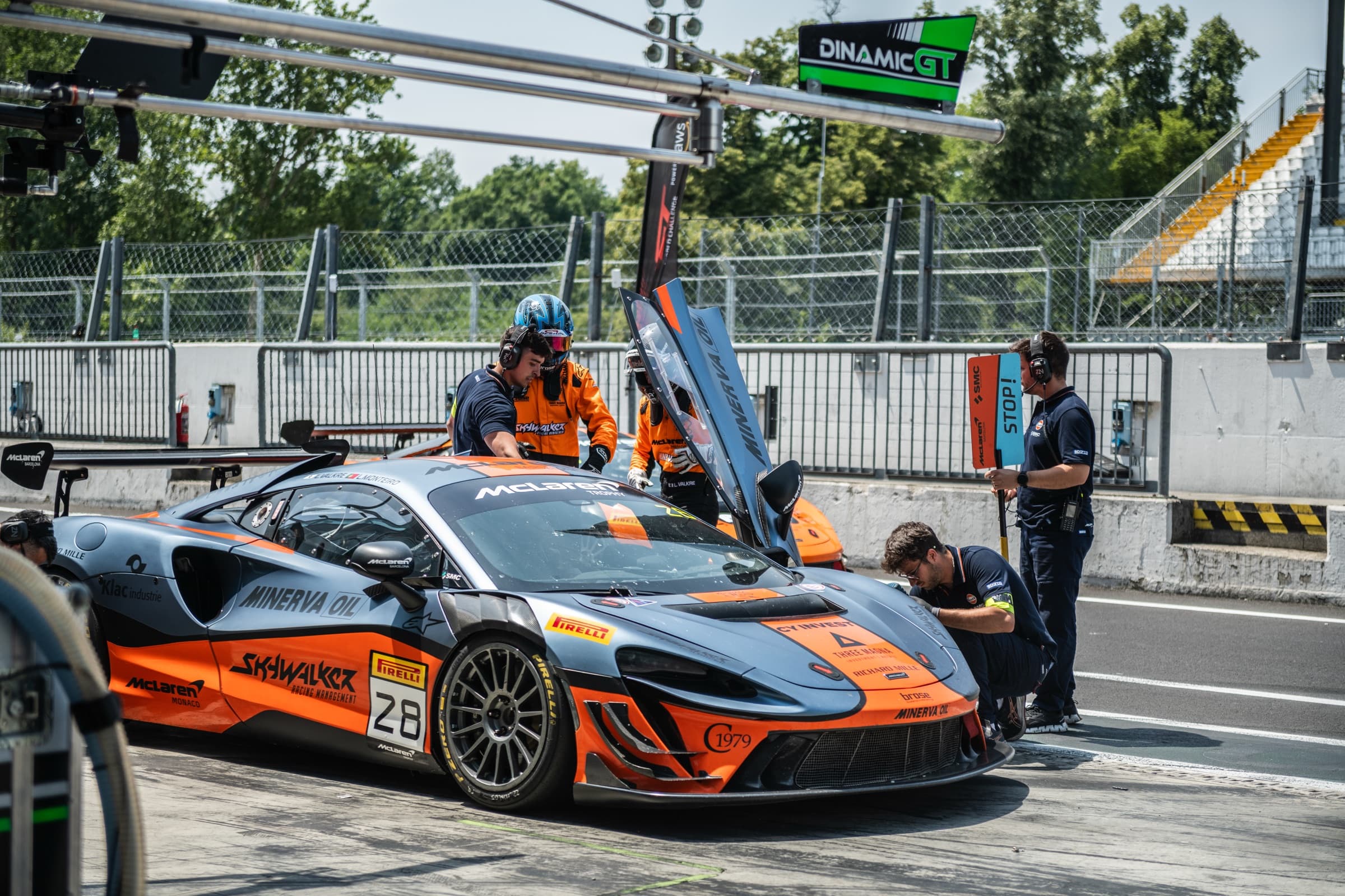 Intervention mécanique sur la McLaren Artura Trophy avant course