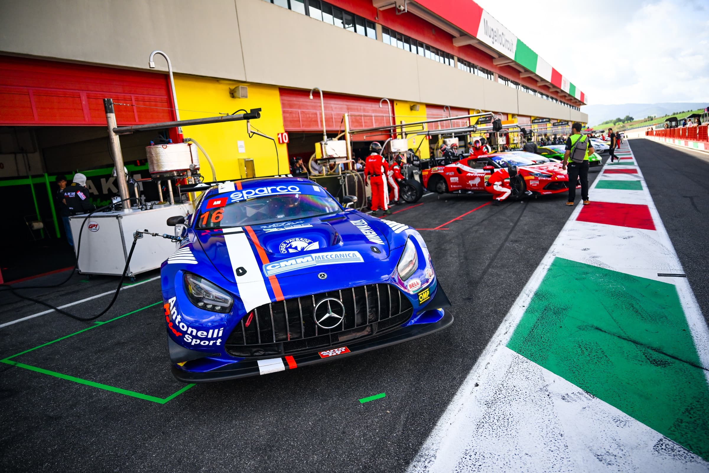 Équipe dans la pit lane de Mugello