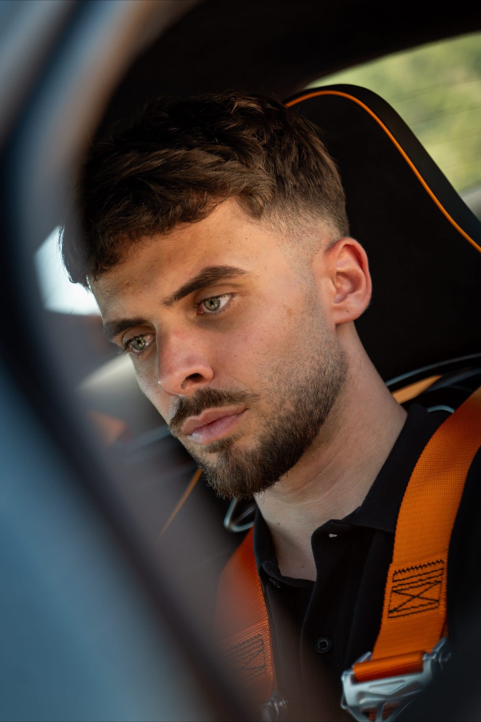 Portrait de Lucas Valkre dans le cockpit de la McLaren
